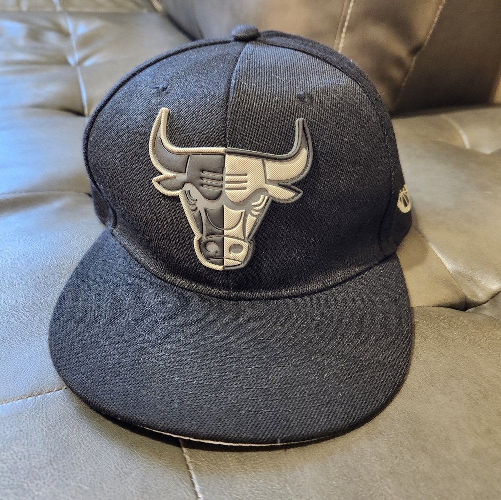 Ultra Game NBA Chicago Bulls Snap Back Hat